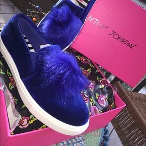 NIB Betsey Johnson blue velvet Vans style slip ons